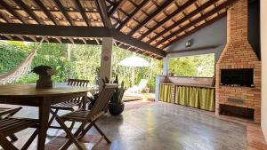 Φωτογραφία από το άλμπουμ του Refugio Completo Piscina Privativa, Ar-Condicionado em Todos os Espaços Churrasqueira, Jardim e Enxoval Incluso 200m da Praia σε Peruibe