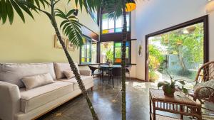 Χώρος καθιστικού στο Refugio Completo Piscina Privativa, Ar-Condicionado em Todos os Espaços Churrasqueira, Jardim e Enxoval Incluso 200m da Praia