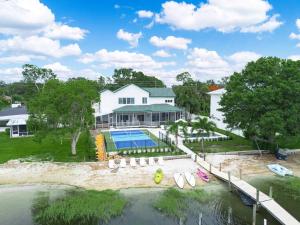 Luftaufnahme eines Hauses mit Swimmingpool in der Unterkunft 6BR Lakefront Home w Pool Pickleball More in Sebring