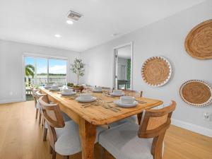 Φωτογραφία από το άλμπουμ του 6BR Lakefront Home w Pool Pickleball More σε Sebring