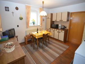 a kitchen and dining room with a table and chairs at Schönes Ferienhaus mit großem Garten bei Stadlern in Stadlern