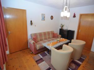 a living room with a couch and a table and chairs at Schönes Ferienhaus mit großem Garten bei Stadlern in Stadlern