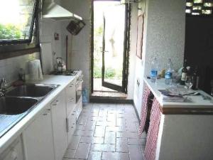 Il comprend une cuisine avec un évier et du carrelage. dans l'établissement Appartamento Rosso, à San Donato in Poggio 16 autres photos