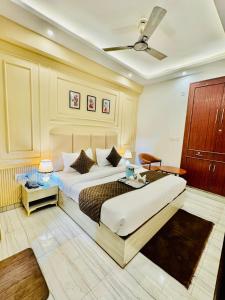 a bedroom with two beds and a ceiling at Airport Hotel Shivaka Inn in New Delhi