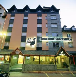 un hotel con un pavo en la parte delantera en Hotel Urogallo, en Vielha