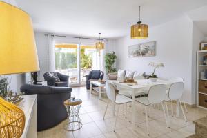 a living room with a white table and chairs at El Velero in El Tosalet