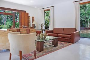 彼得罗波利斯Lazer Completo - Piscina - Churrasqueira - Vista的客厅里有一张沙发和一张桌子。 更多119张照片