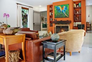 彼得罗波利斯Lazer Completo - Piscina - Churrasqueira - Vista的带沙发和壁炉的客厅