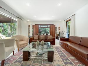 彼得罗波利斯Lazer Completo - Piscina - Churrasqueira - Vista的客厅里有一张沙发和一张桌子。