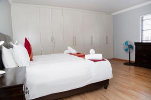 a bedroom with a large white bed and a desk at 20 On Percy Unit 3 in Parkwood