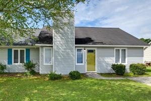 ein weißes Haus mit gelber Tür in der Unterkunft Greenville Getaway Close to Campus and Stadium! in Greenville