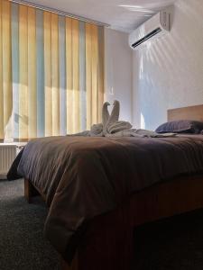 Una cama o camas en una habitación de Apartman Alinac 32 fotos más
