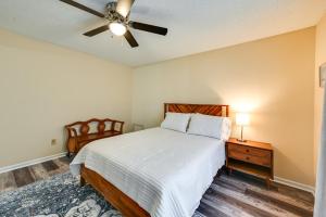 ein Schlafzimmer mit einem Bett und einem Deckenventilator in der Unterkunft Pirate Game Day Base Greenville Home Near Campus! in Greenville