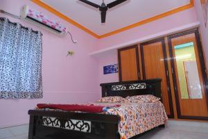 Postel nebo postele na pokoji v ubytování Bhudeve Stay Home