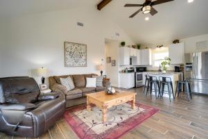 Köök või kööginurk majutusasutuses Center Point Countryside Cottage with Deck, Grill!