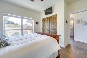 Voodi või voodid majutusasutuse Center Point Countryside Cottage with Deck, Grill! toas