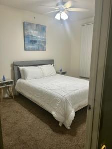 Ένα ή περισσότερα κρεβάτια σε δωμάτιο στο Mid-Town Loft