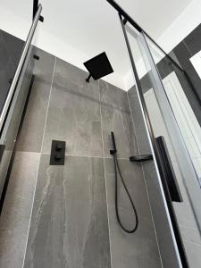 ein Badezimmer mit Dusche mit Duschkopf in der Unterkunft Mountain Garden Apartments Larice in Giustino + 58 Fotos