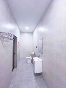 Ένα μπάνιο στο The Sharon Close Apartments +37 φωτογραφίες