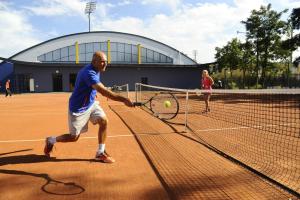 Tenis alebo squash v ubytovaní Hotel Zawisza alebo jeho okolí