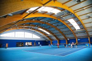 Tenis alebo squash v ubytovaní Hotel Zawisza alebo jeho okolí