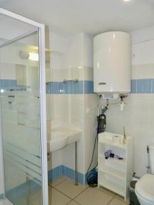 Bilik mandi di Le Clos d'AIX Studio 304 Parking