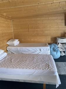 Ένα ή περισσότερα κρεβάτια σε δωμάτιο στο Lapland cabin +11 φωτογραφίες