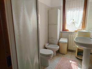 a bathroom with a toilet and a sink at Casa Maria in Curno