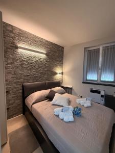 a bedroom with a bed with two towels on it at Matteo Lago in Sale Marasino