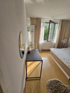 Ένα ή περισσότερα κρεβάτια σε δωμάτιο στο Apt primitor lângă clinici universități Parcare