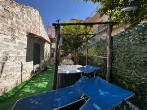 特拉蒙蒂Tenuta Moffa的庭院设有桌椅,位于小巷