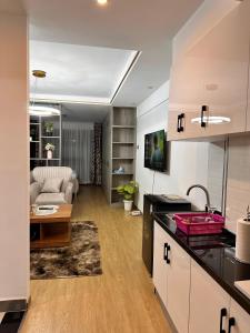 Una cocina o cocineta en GWAGON Nest 5 fotos más