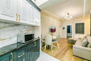 Η κουζίνα ή μικρή κουζίνα στο CHİNAR Apartment DeLux İn Fountain Square