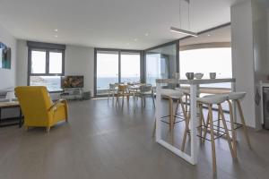 a kitchen and dining room with a table and chairs at Apartamento Infinium 4 - Costa CarpeDiem in Calpe