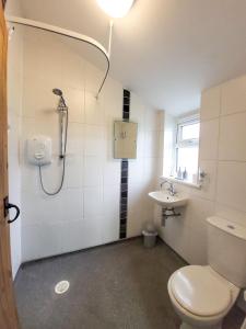 Vannituba majutusasutuses Barn in Happisburgh sleeping 2 and welcoming 5 dogs - close to beach!