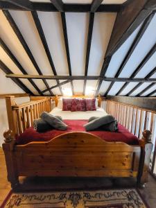 Voodi või voodid majutusasutuse Barn in Happisburgh sleeping 2 and welcoming 5 dogs - close to beach! toas