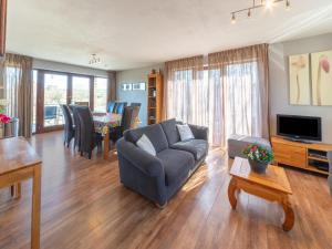 un salon avec un canapé et une télévision dans l'établissement Holiday Home in Borlon with Terrace, à Borlon 34 autres photos