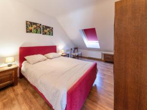 une chambre avec un grand lit dans une pièce dans l'établissement Holiday Home in Borlon with Terrace, à Borlon
