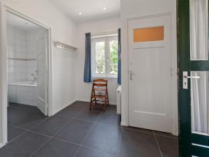 ブーレンにあるVilla in Buren near Sea and Dunesのバスルーム(シャワー、トイレ、椅子付)
