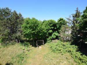 ブーレンにあるVilla in Buren near Sea and Dunesの木々の開放的な野原 +25枚の写真