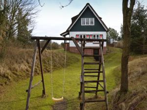 ブーレンにあるVilla in Buren near Sea and Dunesの小屋前のブランコ