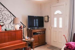 Μια τηλεόραση ή/και κέντρο ψυχαγωγίας στο Spacious quiet house with pretty garden