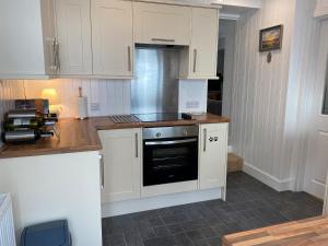 Η κουζίνα ή μικρή κουζίνα στο Dolphin Cottage +13 φωτογραφίες