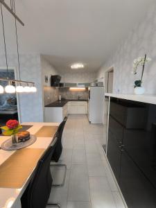 Kuchyňa alebo kuchynka v ubytovaní Ferienwohnung Fährblick OG