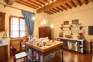 Kuchyň nebo kuchyňský kout v ubytování Large apartment in 18 century Villa del drago