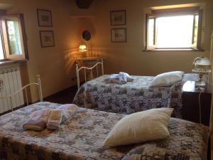 Postel nebo postele na pokoji v ubytování Large apartment in 18 century Villa del drago + 35 fotografií