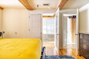 Ένα ή περισσότερα κρεβάτια σε δωμάτιο στο Cozy 1BR Apt in Downtown Richmond, Nearby Attractions