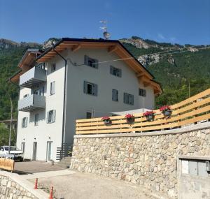 a building on a stone wall with flowers on it at Cà Soldati in Campi