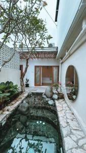 una piscina en medio de una casa en Chic Suda 2 Villa Sanur, en Sanur