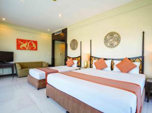 パタヤ・ノースにあるPalette Luxe North Pattayaのベッド2台とソファがあるホテルの部屋 +33枚の写真